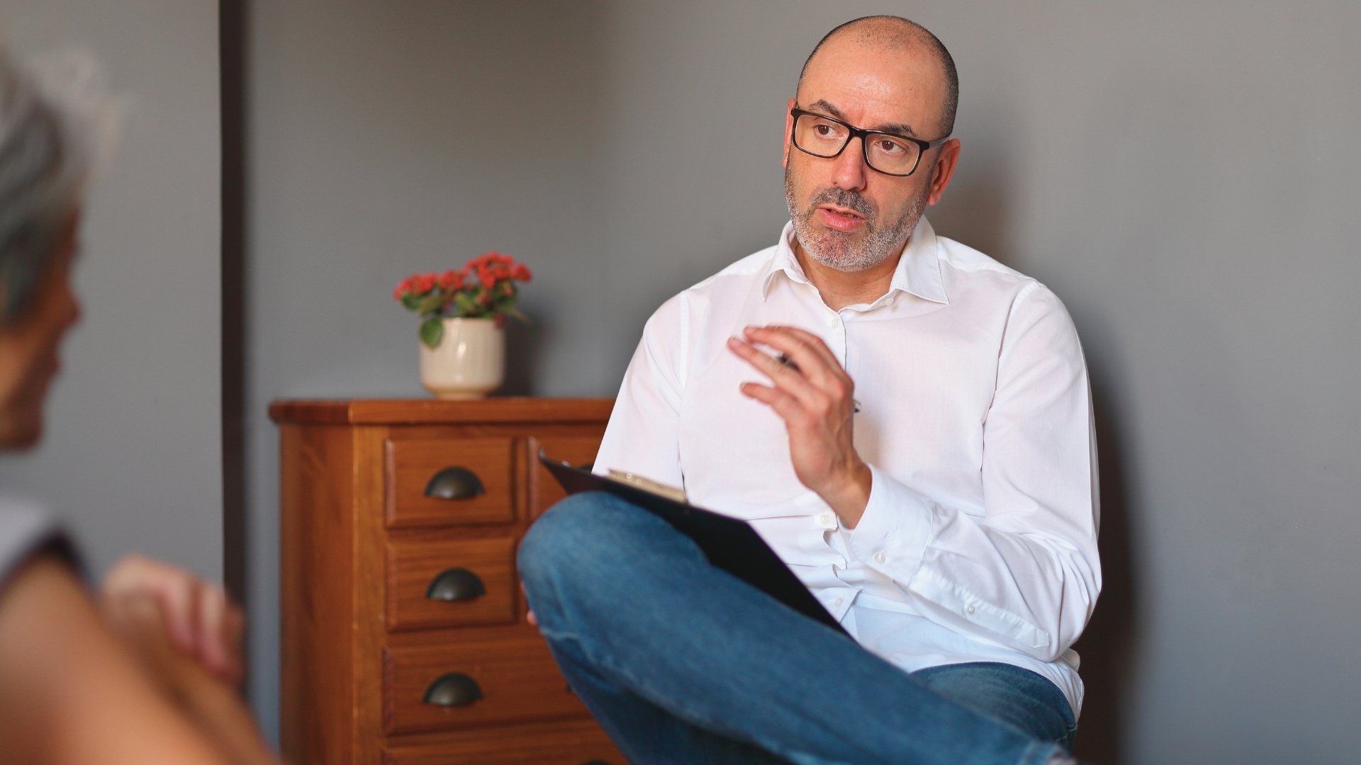 therapist conducting cognitive behavioral therapy CBT