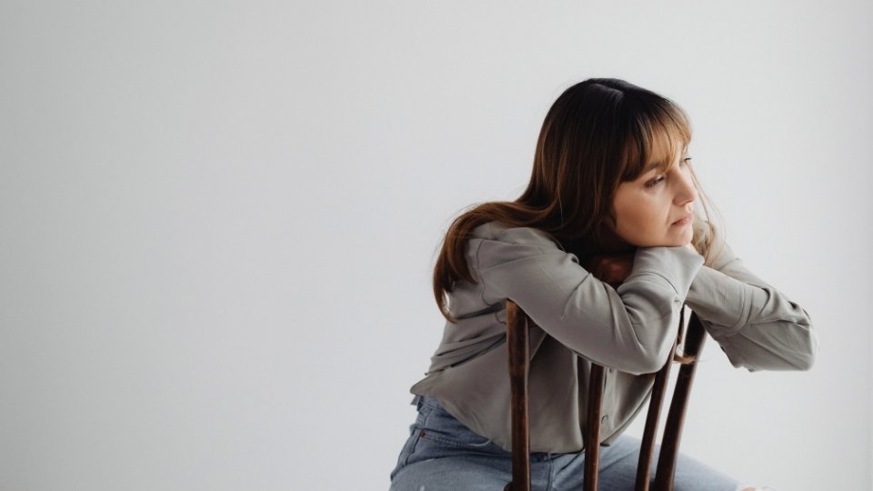 what are the signs of detoxing from alcohol? Things like episodes of symptoms that start mild and continue to get worse.