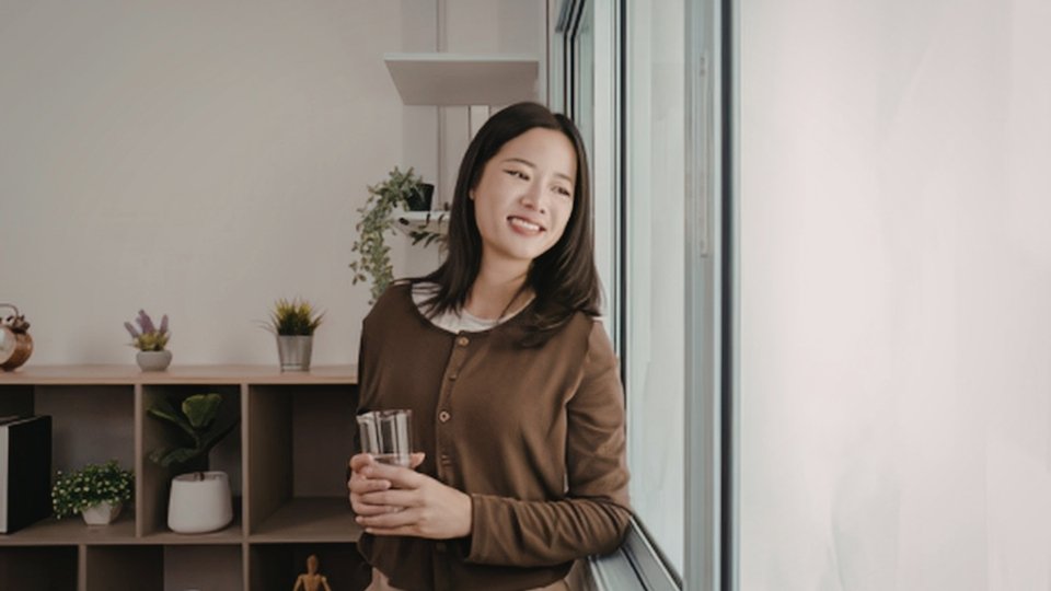 The Benefits of Luxury Rehab experienced by a woman in a calm quiet space.