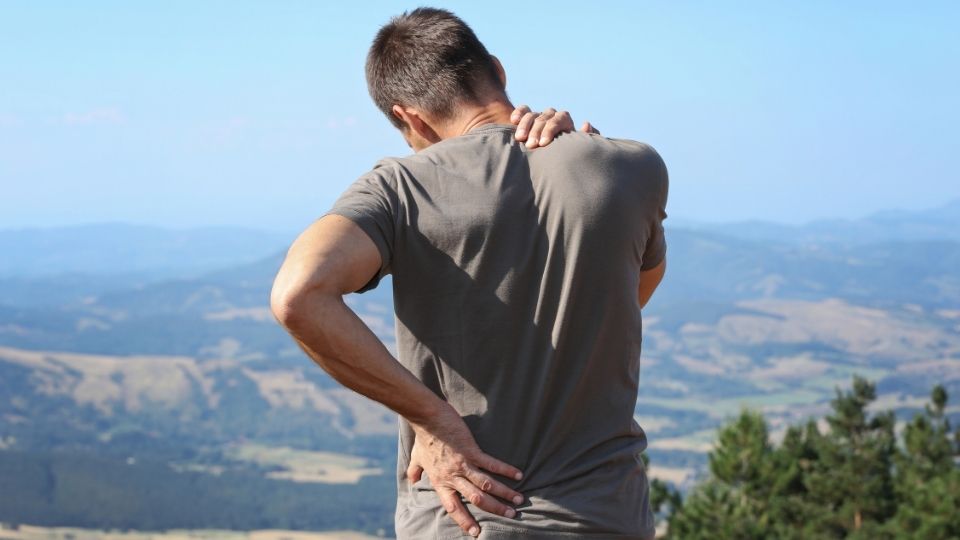 the difference in OxyContin vs Oxycodone comes down to the timeline of pain relief, as this man holds his back in pain.
