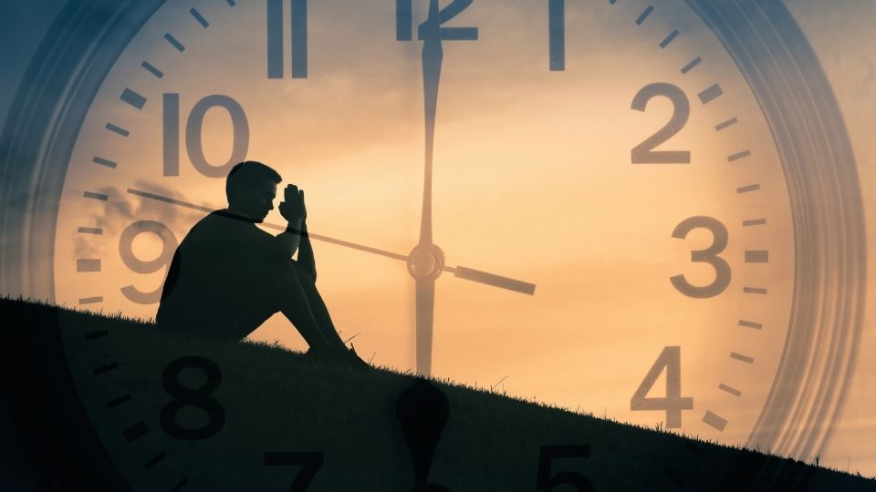 How Long Does Adderall Last an aritstic depiction of a man on a hill symbolizing the passage of 4 to 12 hours.