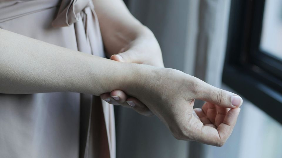 How to Tell If Someone Is Using Drugs look at someone's physical and behavorial symptoms.